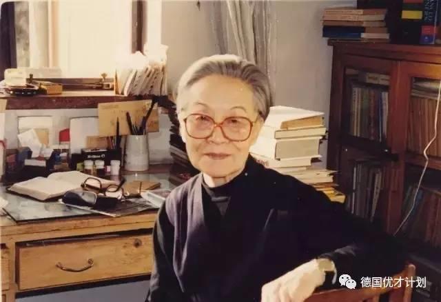这个当代中国最传奇的伟大女性，隐身于世，慰藉了我们这个喧嚣躁动的时代，也让我们看到了“活着真有希望，可以那么好”！