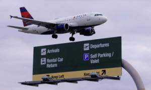 一架达美航空公司的商用飞机于 2022 年 1 月 18 日在美国加利福尼亚州圣安娜的约翰韦恩机场降落。路透社照片
